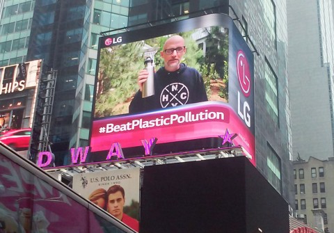 LG전자가 세계 환경의 날(6월 5일)을 맞아 미국 뉴욕과 영국 런던에서 환경보호를 위해 플라스틱을 줄이자는 내용의 캠페인을 진행하고 있다.