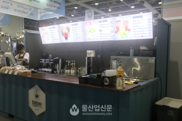 대한민국 국제물주간 행사 1층 전시회의 한 카페는 모두 1회용컵만 사용하고 있다.