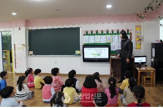 대구환경공단이 운영하는 '찾아가는 어린이 환경교실' 모습.(사진=대구환경공단 제공)