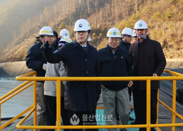 17일 조명래 환경부 장관이 경북 봉화 석포제련소를 방문, 현장을 둘러보고 있다.