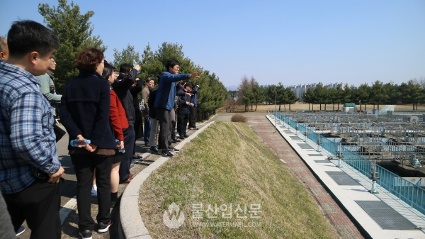한국수자원공사는 3일 'K-water 국민포럼'을 열었다. 참가자들이 청주정수장을 견학하고 있다.(사진=한국수자원공사 제공)