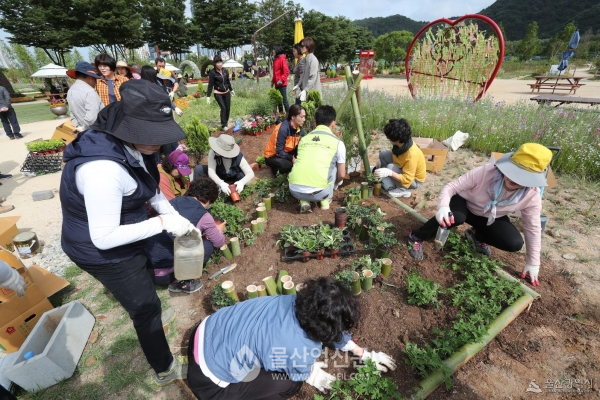 지난해 5월 '시민정원사 회원 정원만들기 실습 모습'(사진=울산시 제공)