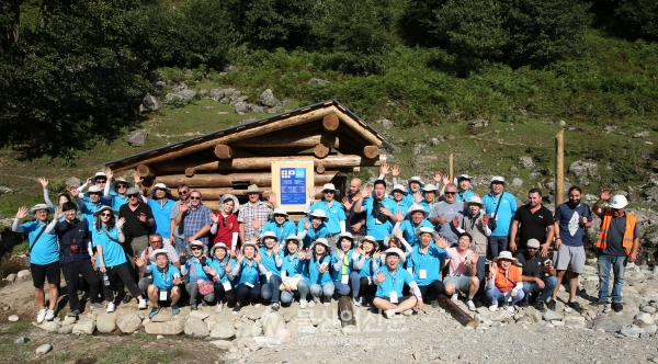 한국수자원공사는 조지아 넨스크라 수력발전사업 지역주민들의 물 이용 환경 개선 및 의료 지원을 위해 사회공헌활동을 한다. (사진= 한국수자원공사 제공)