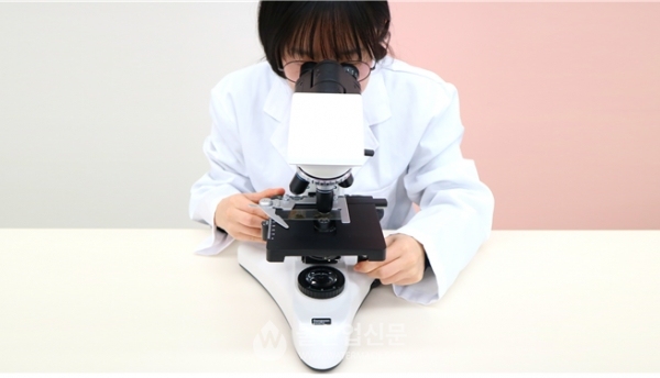 서울하수과학관에서 '21C 레밴후크 :하수 속 미생물' 프로그램을 통해 미생물을 관찰하는 모습이다. (사진=서울시 제공)