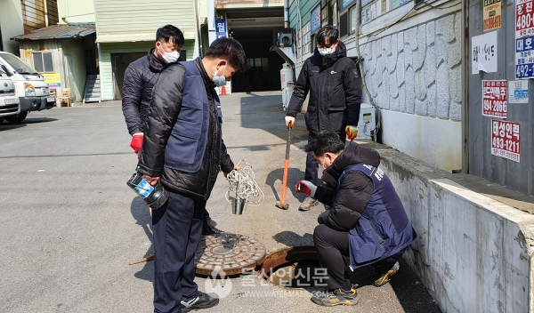 경기도 광역환경관리사업소 관계자들이 도로 맨홀을 점검하고 있다. (사진=경기도 제공)