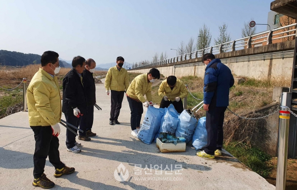 맑은물사업소 직원들이 상수원보호구역의 환경정비를 실시하고 있다. (사진=김천시 제공)