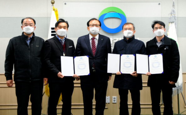 한국환경공단(이사장 장준영 사진 정 가운데)은 지난달 29일 제2기 사내벤처 출범식을 개최했다