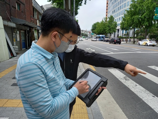 상수도 현장 방문 시 태블릿PC 활용하는 모습. 사진=서울시 제공