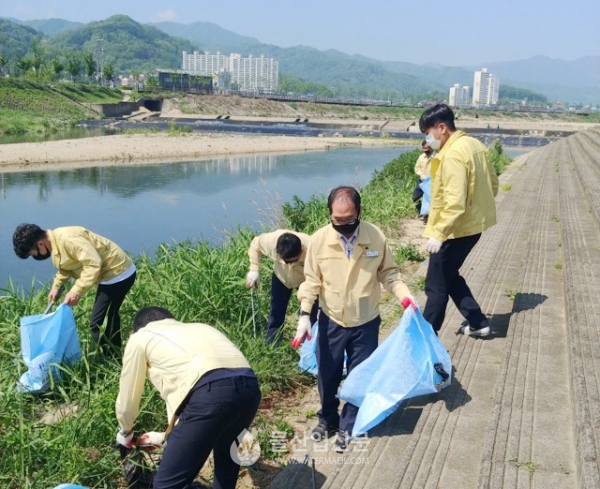 김천시 상하수도과 직원들이 직지천변 환경정화활동을 실시하고 있다.(사진=김천시 제공)